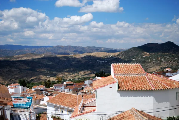 Vista de los tejados del pueblo hacia las montañas, Periana, España . — Foto de Stock