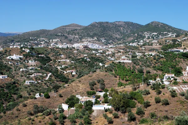 Casas pontilhadas ao redor das montanhas perto de Competa, Espanha . — Fotografia de Stock