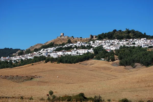 Vista da aldeia caiada de branco e do campo circundante com um castelo no topo da colina, Jimena de la Frontera, Espanha . — Fotografia de Stock