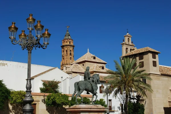Plaza Guerrero Munoz avec la tour de la tour Saint-Sébastien et le centre du couvent de l'Encarnation avec statue de Fernando I, Antequera, Espagne . — Photo
