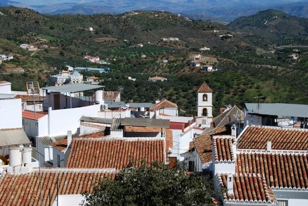 Vista sobre os telhados da cidade em direção às montanhas, Guaro, Espanha . — Fotografia de Stock