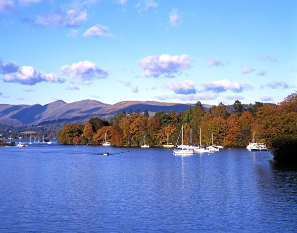 游艇和小船停泊在秋天的树木的贝尔岛到后方，英国温德米尔湖，在湖上. — 图库照片