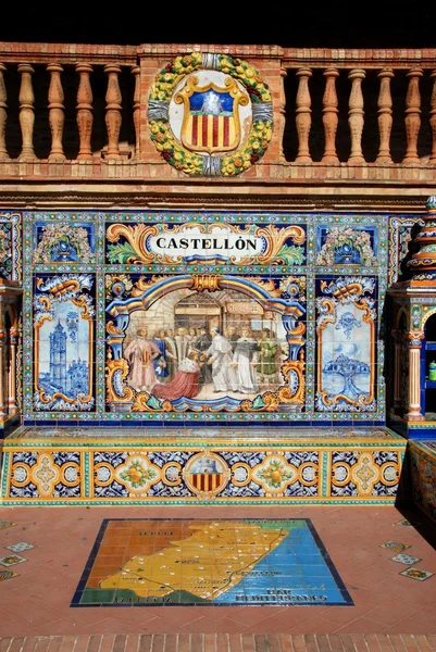 Плиточные скамейки с изображением регионов Испании на площади Испании, Севилья, Испания . — стоковое фото