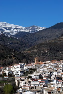 Sierra Nevada Dağları arka, Cadiar, İspanya ile beyaz köy görünümü.