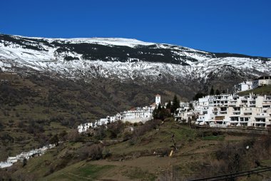 Dağlar, Capileira, İspanya genel görünümü kar ve köy turu.