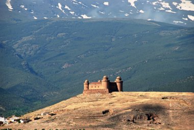 Görünümü ile kar kalenin arkasına, Sierra Nevada dağlarında La Calahorra şapkalı..