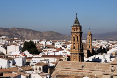 Kilise San Sebastian (yakın) ve San Augustin kuleleri manzaralı şehir rooftops üzerinde Antequera, İspanya.