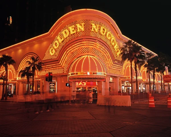 Золотий самородок казино в центрі району вночі, Лас-Вегас. — стокове фото