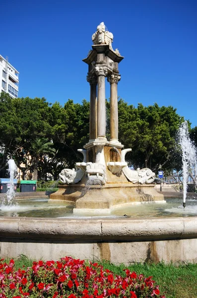 Fuente de peces a lo largo de la Puerta del Mar, Almería, España . —  Fotos de Stock