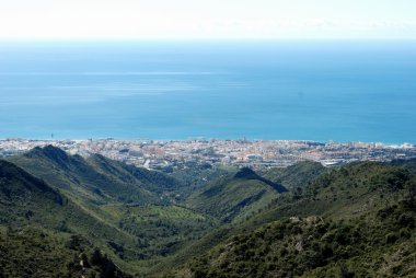 Yükseltilmiş görünümü Marbella şehir ve deniz, Marbella, İspanya.