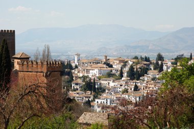 Albaicin bölgesi ve kalenin Palace, Alhambra, Granada, İspanya görmüş parçası çatılarının üzerinden görüntülemek.