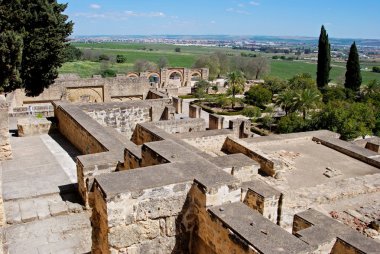 Muhafızlar Çeyrekler arasında Harabeleri çevredeki kırsal, Medine Azahara, İspanya'nın doğru görüntülemek.
