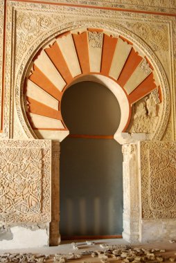 Kapı aralığında orta nefin, Hall Abd al-Rahman III, Medine Azahara, İspanya.