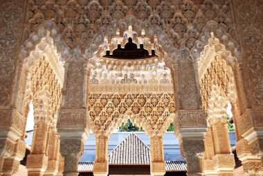 Mermer aslanlar (Patio de los leones), mahkeme çevreleyen arcades şekillendirme kemerler Alhambra Palace, Granada, İspanya.
