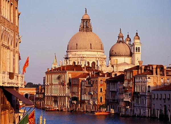 Bekijk langs het Canal Grande met de kerk van Santa Maria della Salute, Venetië, Italië. — Stockfoto