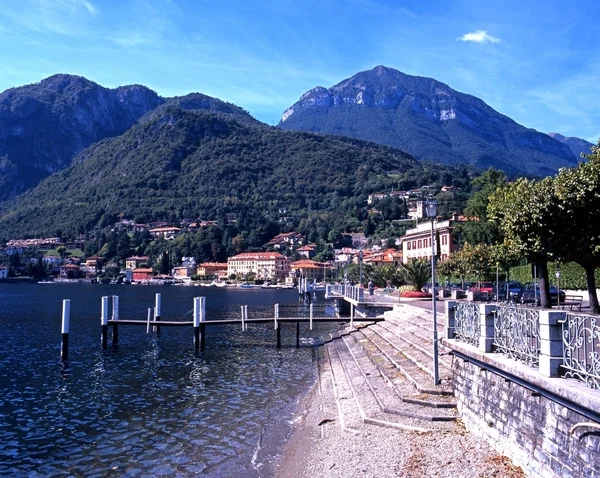 Pontile in legno con lungomare con edifici sul retro, Menaggio, Italia . — Foto Stock