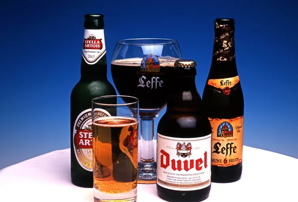 Belçika birası Stella Artois, Duval ve Leffe Leffe bira büyük bir cam ile de dahil olmak üzere çeşitli. — Stok fotoğraf