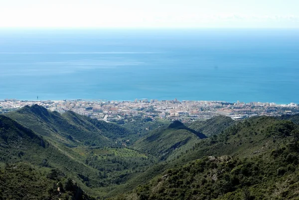 A Marbella városa és a tenger, Marbella, Spanyolország emelkedett megtekintése. — Stock Fotó