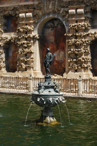 Piscina ornata e la Galeria de los Grotescos, Castello dei Re, Siviglia, Spagna . — Foto Stock