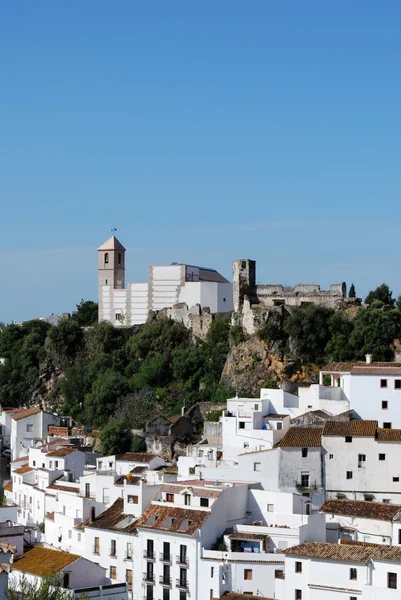 Pohled na město a okolní krajiny, Casares, Španělsko. — Stock fotografie