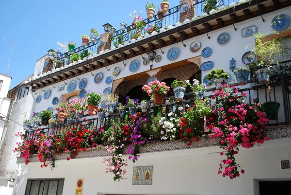 Kovácsoltvas erkélyes egy hagyományos spanyol villában válogatott virágok és díszített lemezek a Albaicin negyedében, Granada, Spanyolország. — Stock Fotó