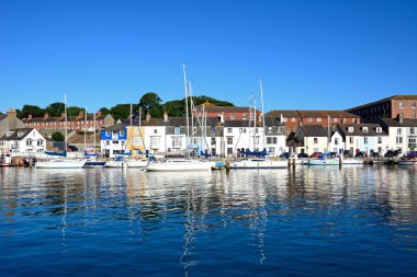 Arka tarafa, Weymouth bina quayside ile limanda palamarla yatlar.