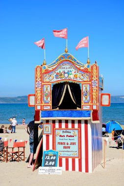 Renkli yumruk ve Judy gösterisi kulübe sahilde, Weymouth.
