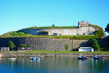 Bay ön planda, Weymouth küçük teknelerle öğreneceksin kale görünümü.