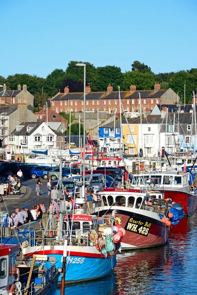 View of fishing boats and quayside buildings in the harbour, Weymouth. — ストック写真
