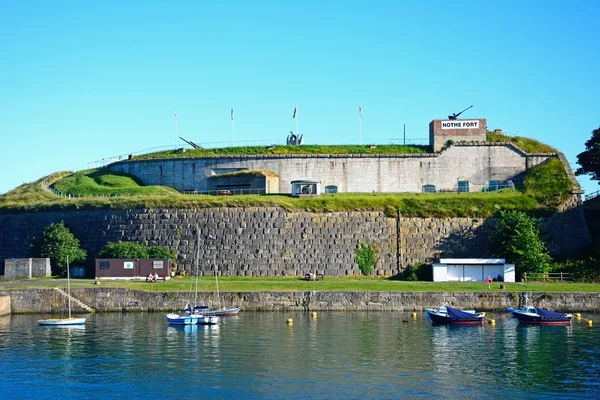 Bay ön planda, Weymouth küçük teknelerle öğreneceksin kale görünümü.