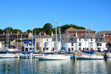Arka tarafa, Weymouth bina quayside ile limanda palamarla yatlar.