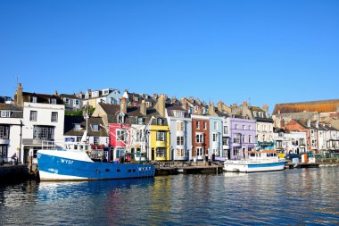 Görünümü quayside binalar ve liman, Weymouth ve balıkçı tekneleri.
