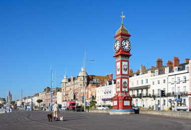 Kraliçe Victoria 's Jubilee Saat Kulesi ile otel ve pansiyonlar ve Esplanade mesire arkaya, Weymouth boyunca görünümünü.