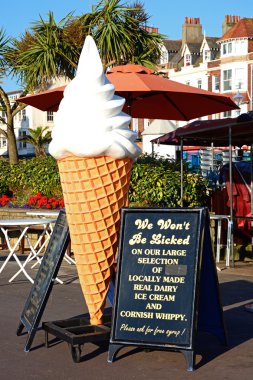 Esplanade, Weymouth boyunca bir dondurma salonu dışında büyük dondurma koni ve menü panoları.