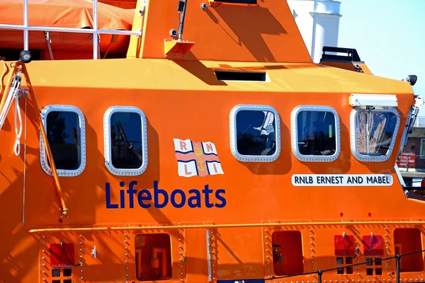 Orangefarbenes rnli Rettungsboot im Hafen, weymouth. — Stockfoto