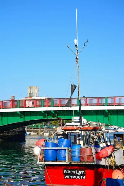 Vue sur le pont bascule à deux feuilles et avec un bateau de pêche au premier plan, Weymouth . — Photo