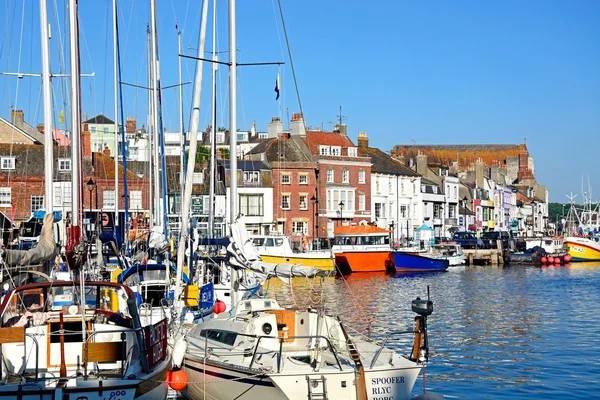 Vue des bateaux de pêche et des yachts dans le port, Weymouth . — Photo