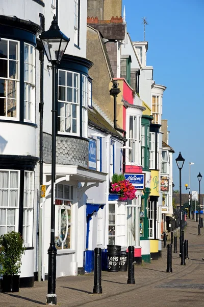 Fel beschilderde gebouwen en winkelpuien naast de haven, Weymouth. — Stockfoto