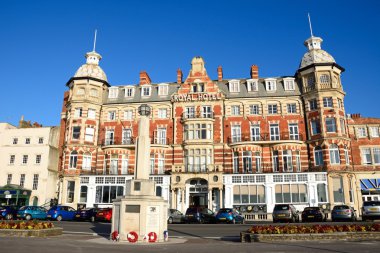 Victorian Royal Hotel Esplanade alan gezinti yolu üzerinde bir savaş anıtı ön planda, Weymouth ile görünümünü.