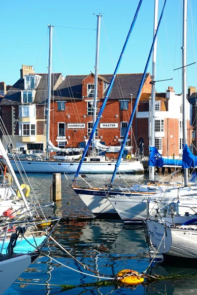 Yates y barcos de pesca en el puerto con la oficina principal del puerto en la parte trasera, Weymouth . — Foto de Stock