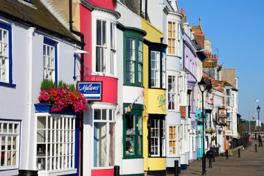 Açık renklerle boyalı binalar ve liman, Weymouth yanında Dükkanı cepheler.