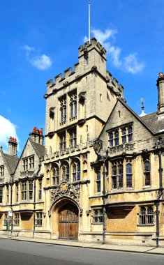 Brasenose kolej boyunca High Street, Oxford görünümünü.
