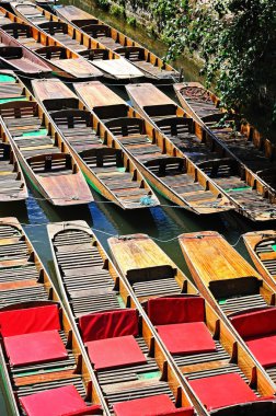 Tüm nehir boyunca Cherwell, Oxford, İngiltere'de demirli.