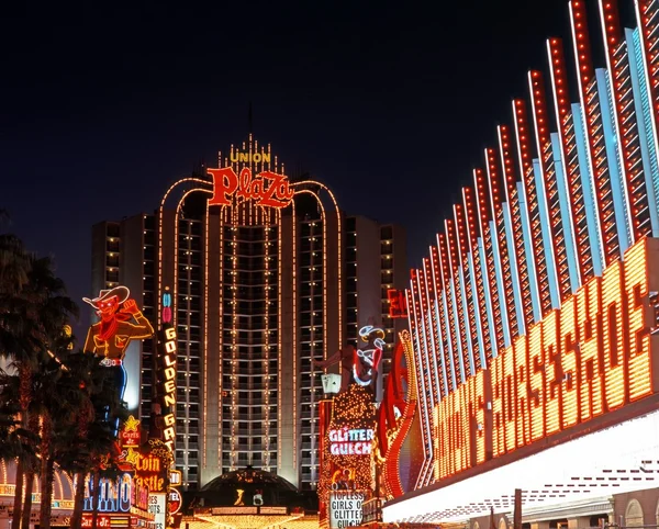 Union Plaza hotel i kasyno w centrum dzielnicy w nocy, Las Vegas, Stany Zjednoczone Ameryki. — Zdjęcie stockowe