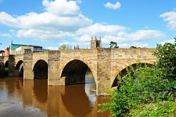 Il ponte di Wye e il fiume Wye con la cattedrale sul retro, Hereford . — Foto Stock