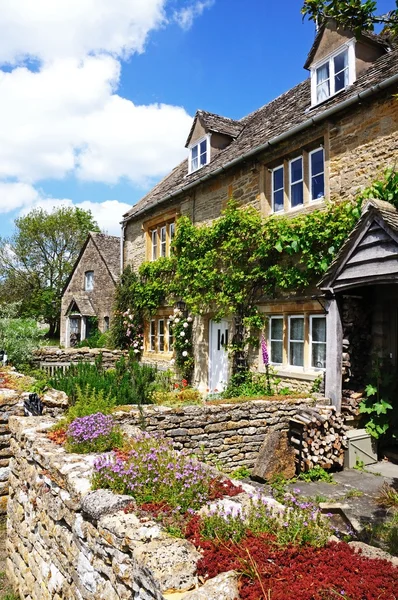 Bonitas casas de pedra no centro da aldeia, Lower Slaughter, Reino Unido . — Fotografia de Stock