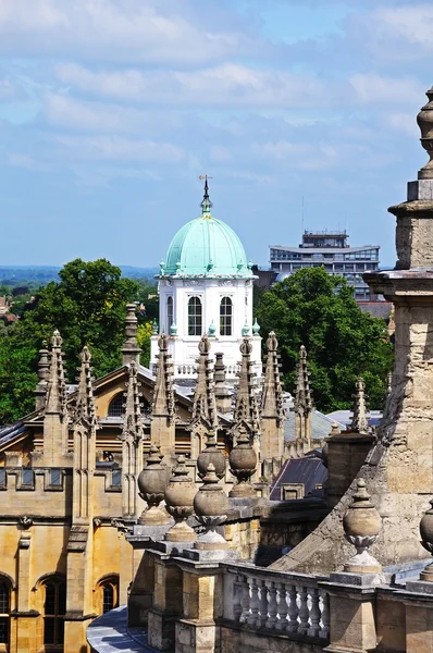 대학 세인트 메리의 교회 첨탑을 갖춘 Sheldonian 극장 돔, 옥스포드, 영국에서 도시 옥상 위에 보기. — 스톡 사진