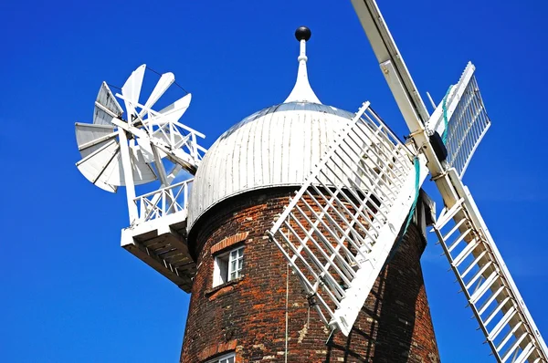 Molino de viento verde y centro científico en el distrito de Sneinton, Nottingham, Reino Unido . — Foto de Stock