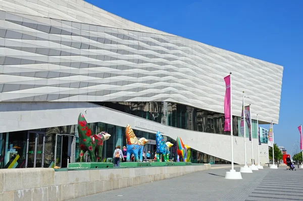 前景、リバプール、イギリスの 4 つの Superlambananas とピア ・ ヘッドでリヴァプールの博物館の建物. — ストック写真