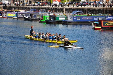 Çocuk arka, Liverpool, İngiltere'de narrowboats ile Salthouse dokta kürek.